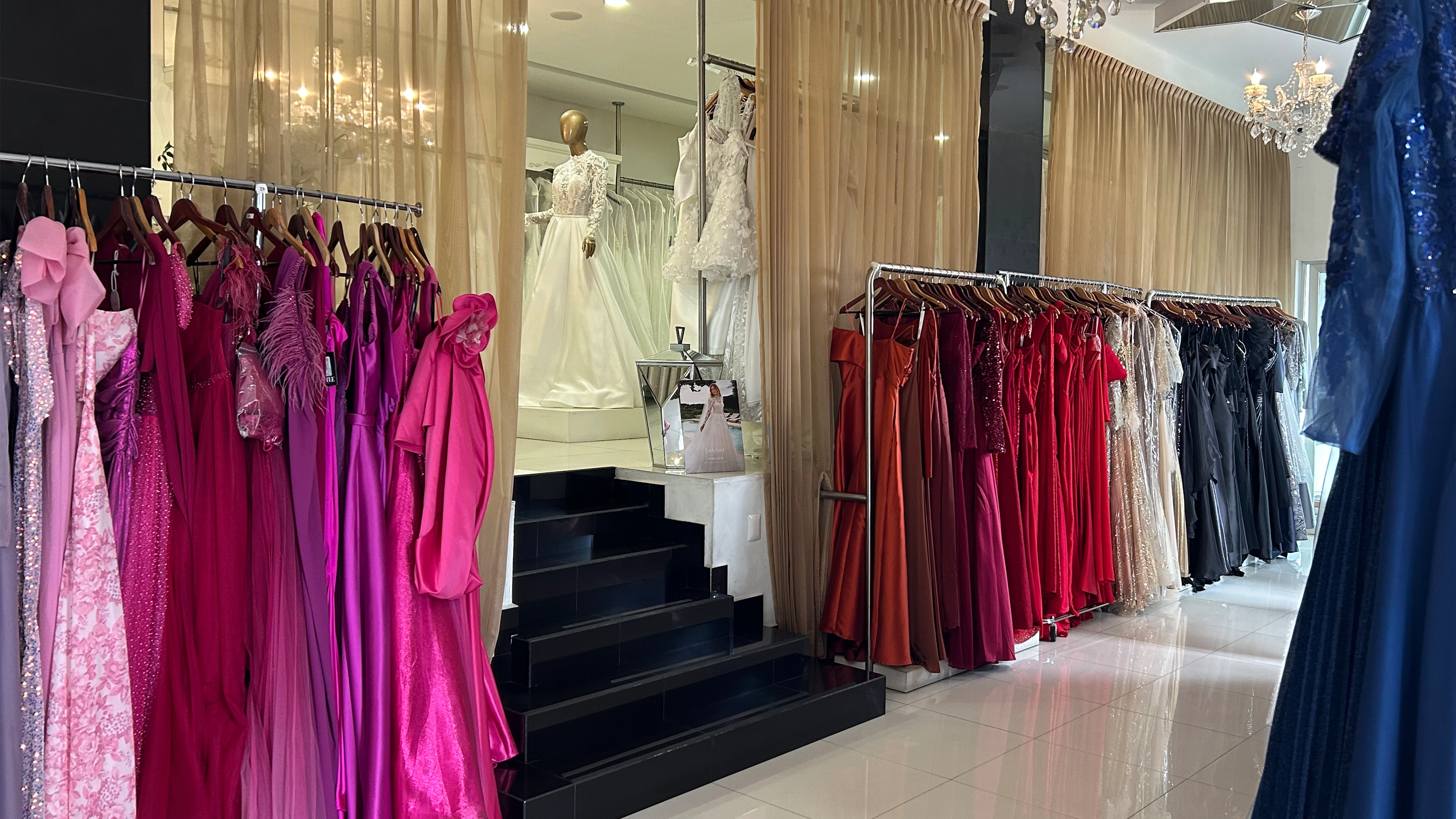 Vista interior del local MaBelle - Ambiente completo